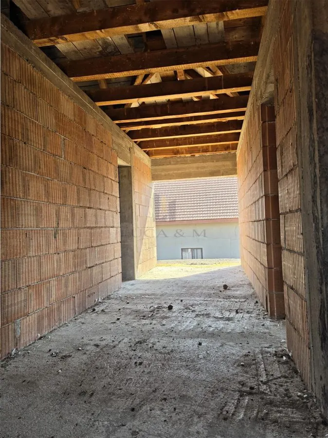 Casa parter si etaj la rosu ,Recas - foto 12