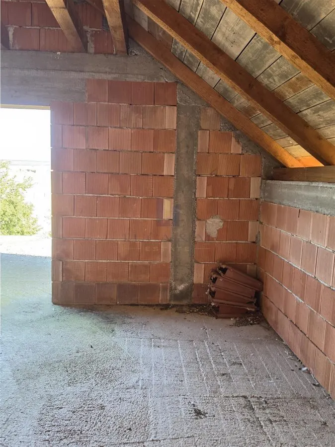 Casa parter si etaj la rosu ,Recas - foto 13