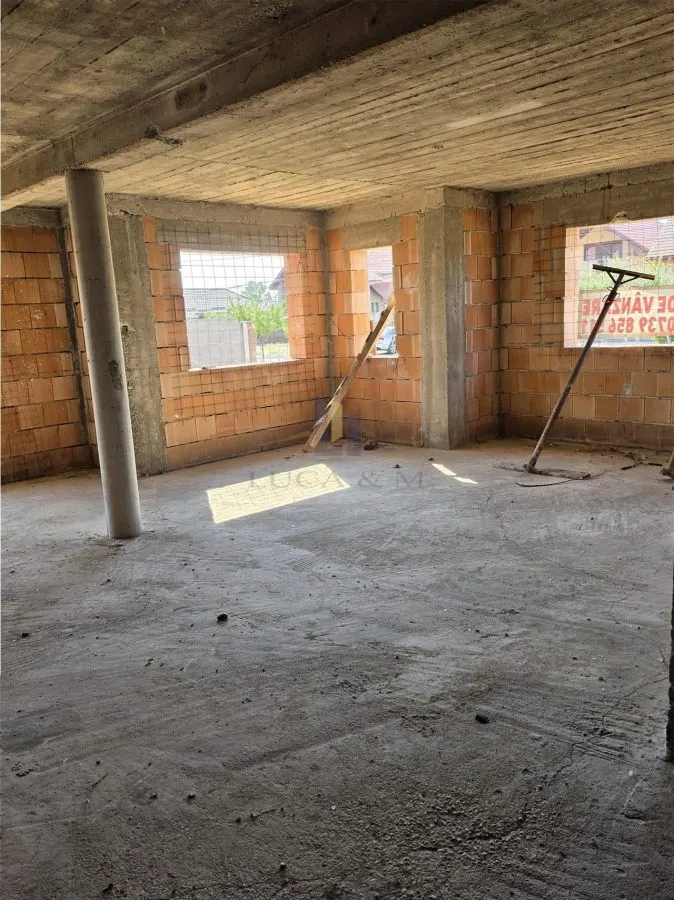 Casa parter si etaj la rosu ,Recas - foto 6