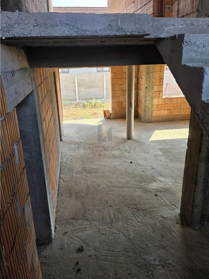 Casa parter si etaj la rosu ,Recas - foto 7