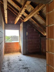 Casa parter si etaj la rosu ,Recas - foto 10
