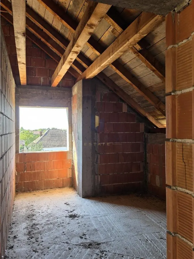 Casa parter si etaj la rosu ,Recas - foto 10