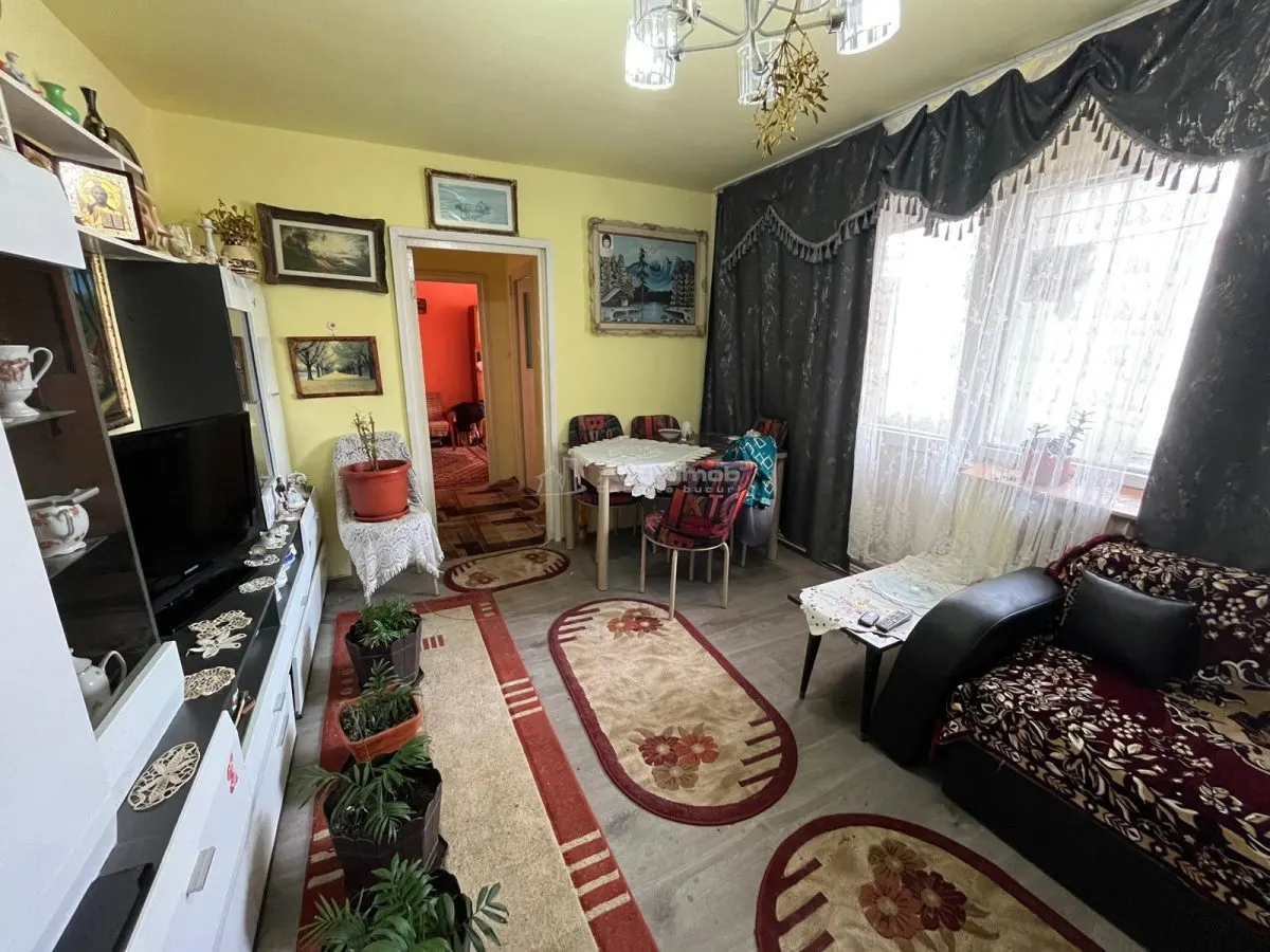 Caransebes, Apartamento de 2 Dormitorios, Distribución Semiseparada - foto 2