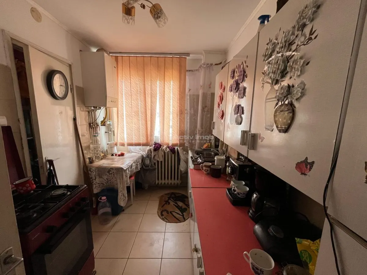 Caransebes, Apartamento de 2 Dormitorios, Distribución Semiseparada - foto 4
