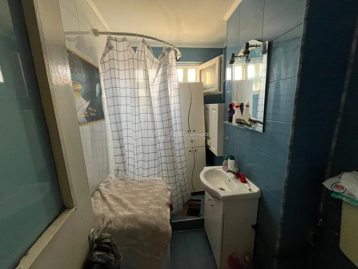 Caransebes, Apartamento de 2 Dormitorios, Distribución Semiseparada - foto 8