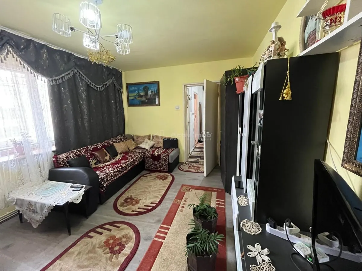 Caransebes, Apartamento de 2 Dormitorios, Distribución Semiseparada - foto 10