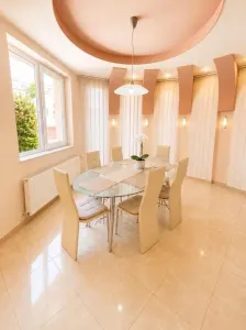 Elegante Villa de Cuatro Dormitorios con Sótano, Jardín y Terraza - Oradea