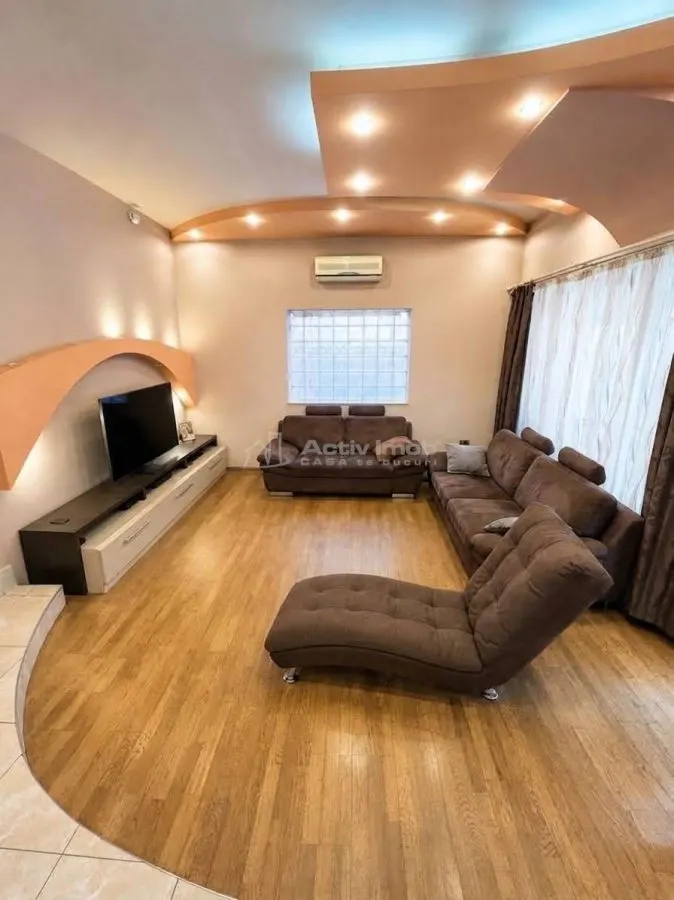 Elegante Villa de Cuatro Dormitorios con Sótano, Jardín y Terraza - foto 2
