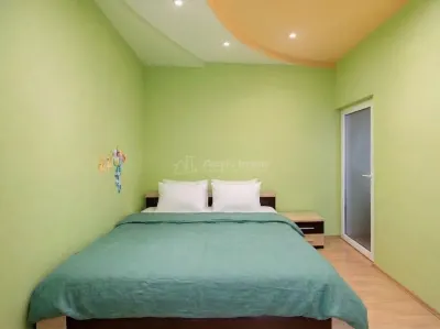 Elegante Villa de Cuatro Dormitorios con Sótano, Jardín y Terraza - foto 11
