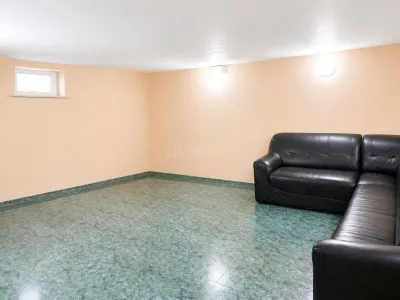 Elegante Villa de Cuatro Dormitorios con Sótano, Jardín y Terraza - foto 13