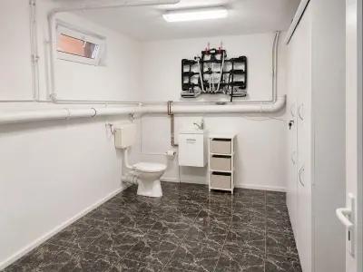 Elegante Villa de Cuatro Dormitorios con Sótano, Jardín y Terraza - foto 15