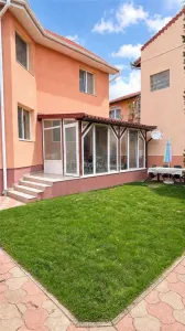 Elegante Villa de Cuatro Dormitorios con Sótano, Jardín y Terraza - foto 16