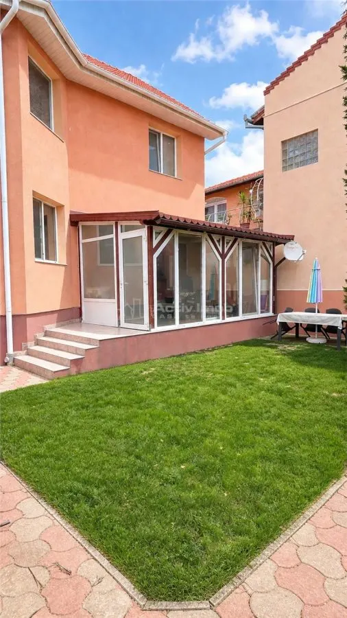 Elegante Villa de Cuatro Dormitorios con Sótano, Jardín y Terraza - foto 16