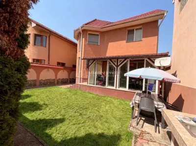Elegante Villa de Cuatro Dormitorios con Sótano, Jardín y Terraza - foto 17