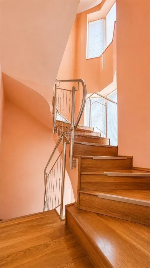Elegante Villa de Cuatro Dormitorios con Sótano, Jardín y Terraza - foto 6