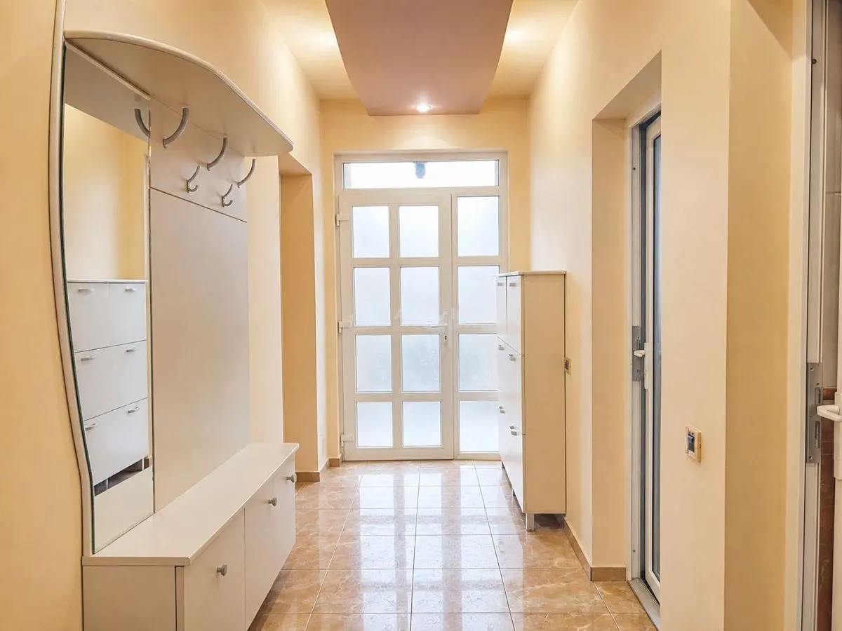 Elegante Villa de Cuatro Dormitorios con Sótano, Jardín y Terraza - foto 7