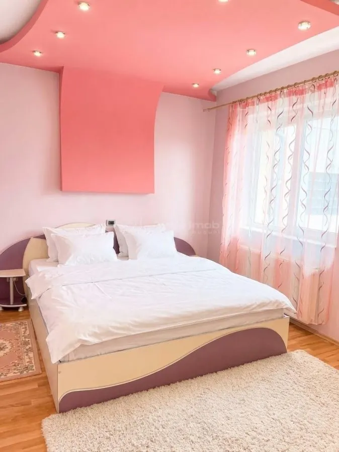 Elegante Villa de Cuatro Dormitorios con Sótano, Jardín y Terraza - foto 9