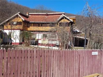 Casa P+1, 5 Dormitorios, Terreno 1.200 m², Barbuncesti - Tisau