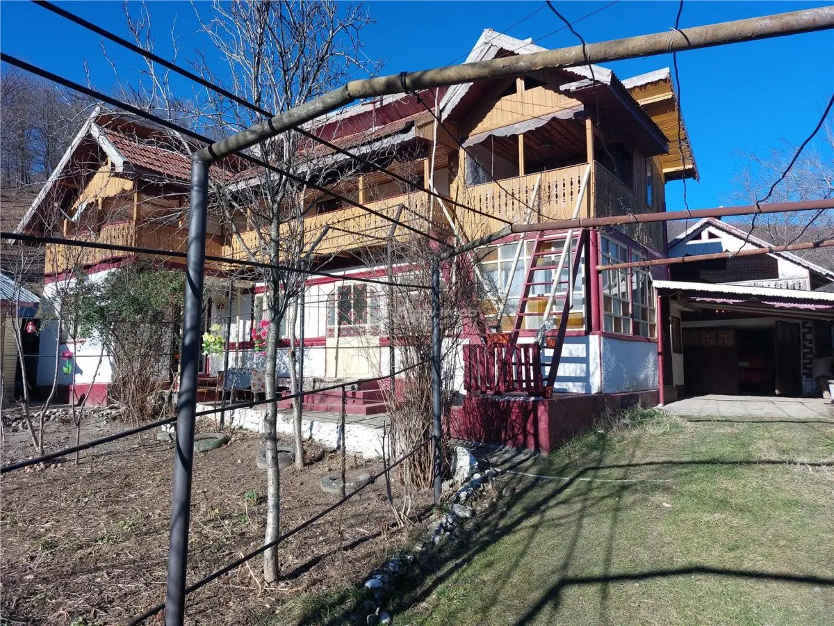Casa P+1, 5 Dormitorios, Terreno 1.200 m², Barbuncesti - foto 12