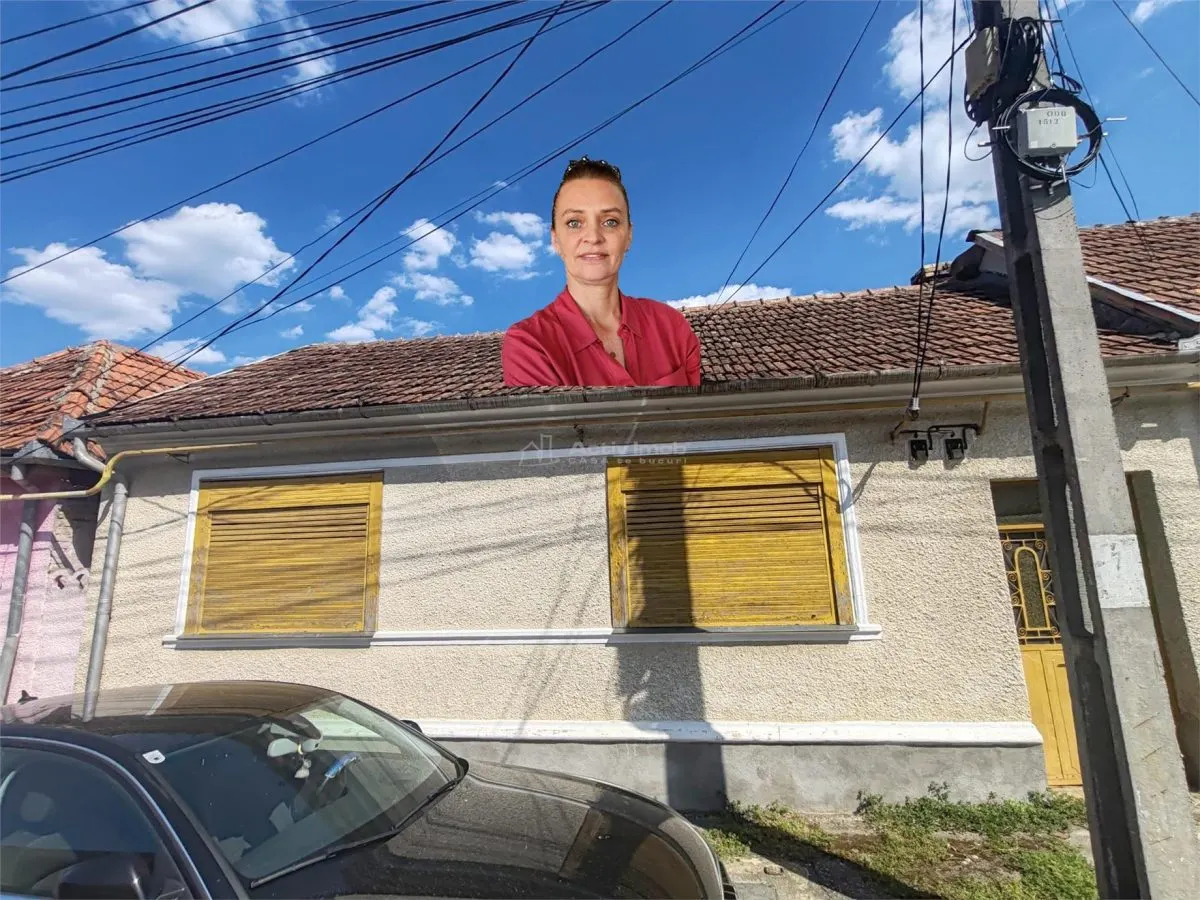 Bocsa Montana, Casa cu pridvor generos, ideala pentru familie extinsa. - foto 1