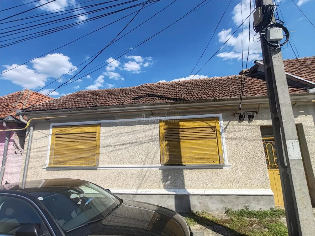 Bocsa Montana, Casa cu pridvor generos, ideala pentru familie extinsa. - foto 2