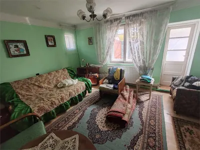 Bocsa Montana, Casa cu pridvor generos, ideala pentru familie extinsa. - foto 11