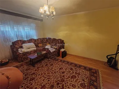 Bocsa Montana, Casa cu pridvor generos, ideala pentru familie extinsa. - foto 16