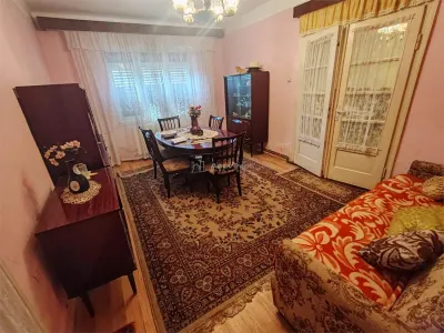 Bocsa Montana, Casa cu pridvor generos, ideala pentru familie extinsa. - foto 3