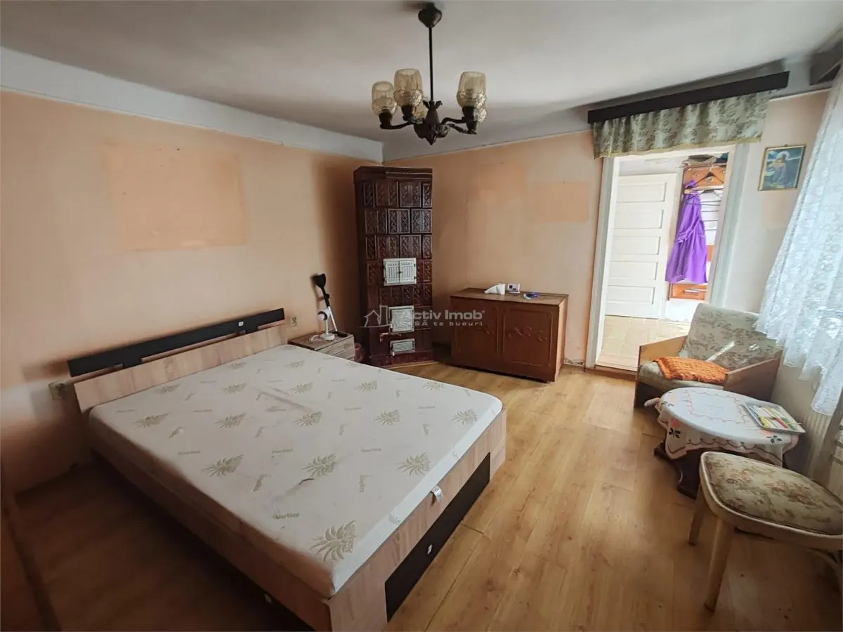 Bocsa Montana, Casa cu pridvor generos, ideala pentru familie extinsa. - foto 4
