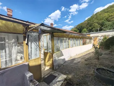 Bocsa Montana, Casa cu pridvor generos, ideala pentru familie extinsa. - foto 5