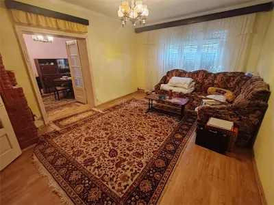 Bocsa Montana, Casa cu pridvor generos, ideala pentru familie extinsa. - foto 8