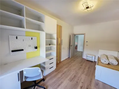 Premier Loyer | Maison Jumelée Moderne Spacieuse et Entièrement Équipée – Ghiroda, Timis - foto 18