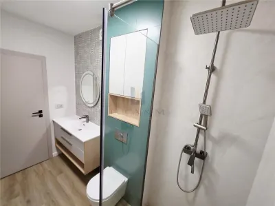 Premier Loyer | Maison Jumelée Moderne Spacieuse et Entièrement Équipée – Ghiroda, Timis - foto 9