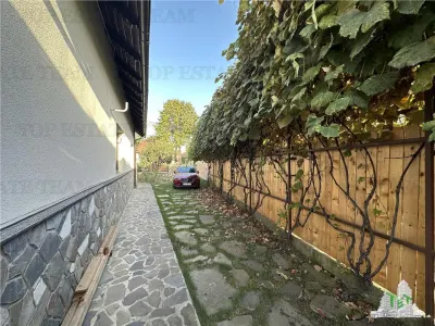 Vila cocheta de vanzare 5 camere cu 436 mp teren si toate utilitatile, mobilata si utilata in centrul Comunei Cornu - foto 17
