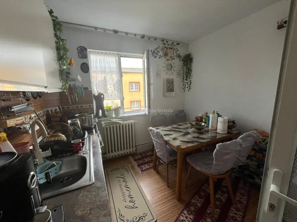 Caransebes, Apartamento de 3 Dormitorios, Zona Pipirig Polivalenta - foto 4