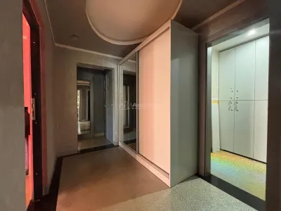 Inversión Inteligente: Apartamento y Espacio Comercial con Acceso Independiente - foto 8