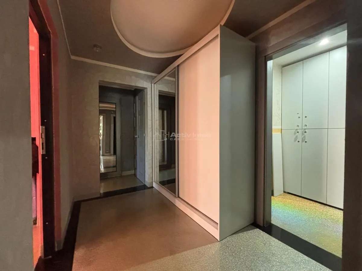 Inversión Inteligente: Apartamento y Espacio Comercial con Acceso Independiente - foto 8