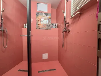 Inversión Inteligente: Apartamento y Espacio Comercial con Acceso Independiente - foto 10
