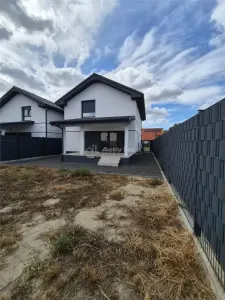 DUPLEX P+M - 102 mp utili + 16 mp terasă + 325 mp teren - ZONĂ ASFALT - TOATE UTILITĂȚILE - Mosnita Veche