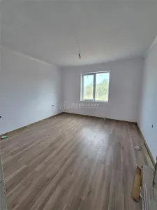 CASĂ 3 CAMERE - 70 mp utili + 350 mp teren + 10 mp terasă - 69900 € - COMISION 0% - foto 2