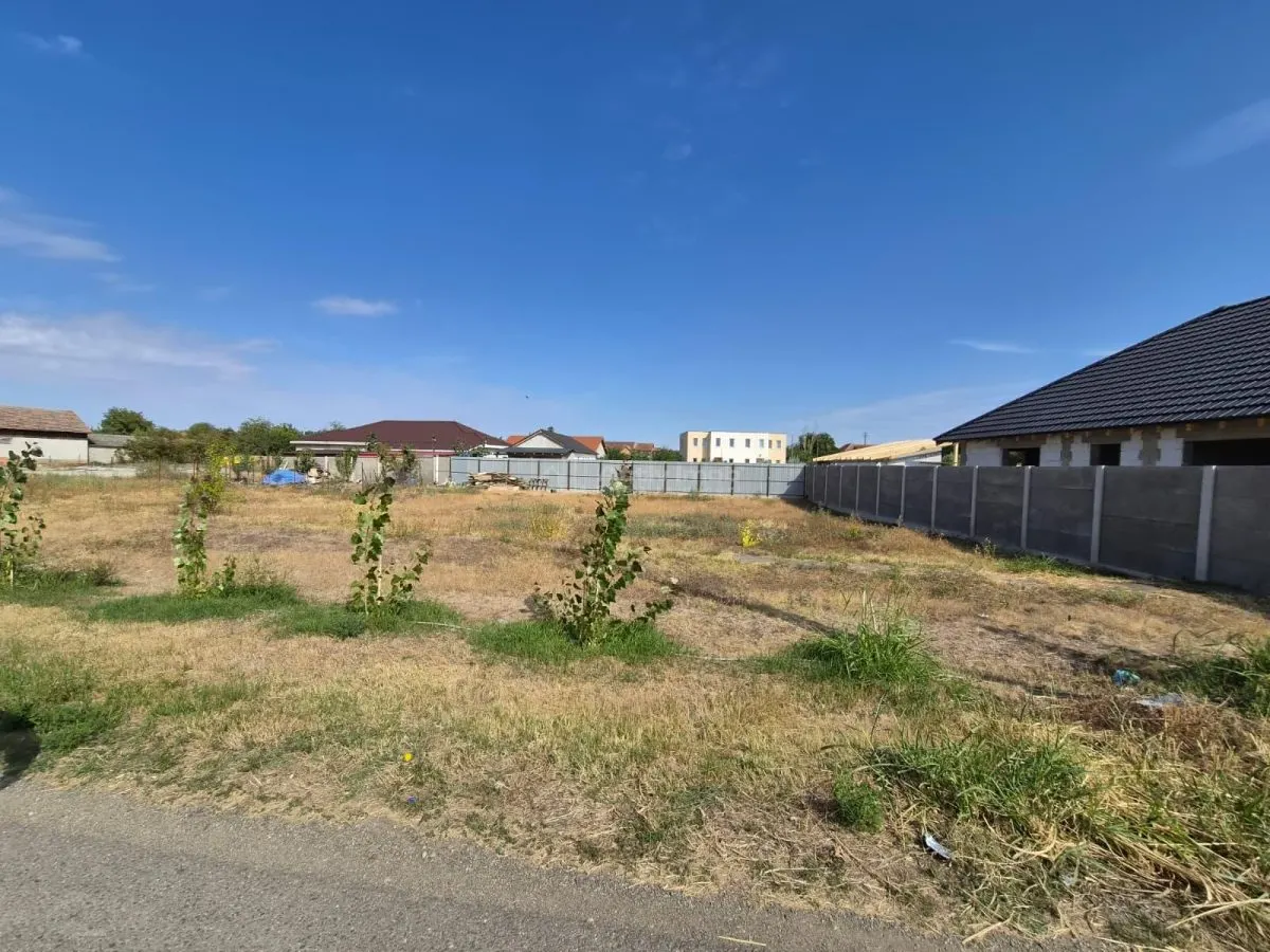 TEREN INTRAVILAN VARIAȘ - 700mp - ASFALT - FRONT 20m - UTILITĂȚI LA POARTĂ-COMISION 0% - foto 1