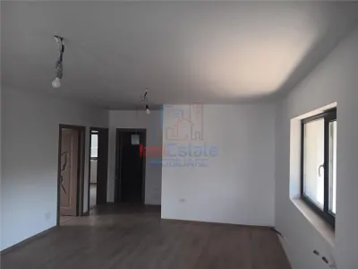 Vişan Single-Storey House, 4 Bedrooms, 400sqm Land, Main Street - foto 2