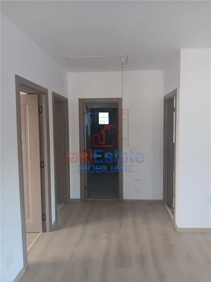 Vişan Single-Storey House, 4 Bedrooms, 400sqm Land, Main Street - foto 3