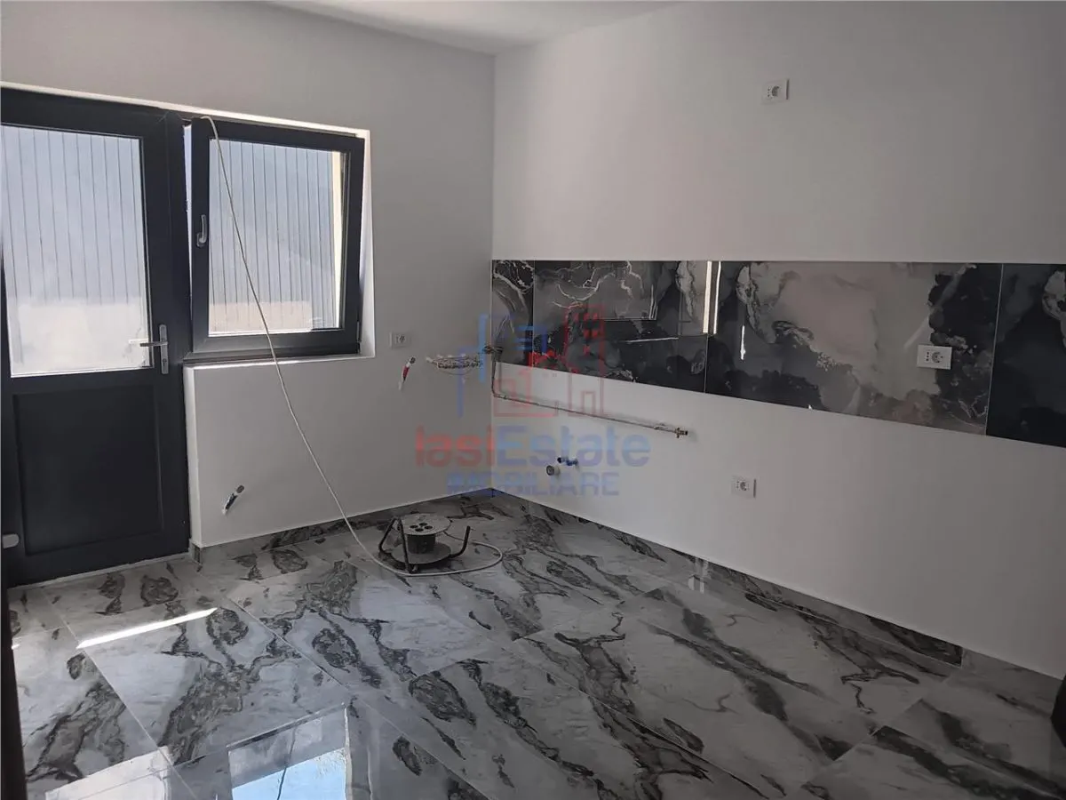 Vişan Single-Storey House, 4 Bedrooms, 400sqm Land, Main Street - foto 4