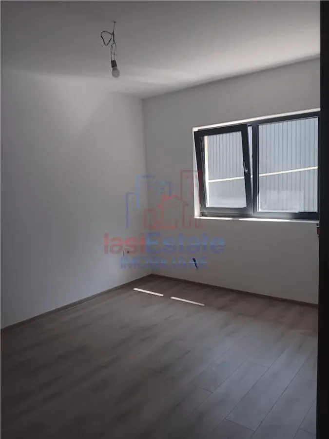 Vişan Single-Storey House, 4 Bedrooms, 400sqm Land, Main Street - foto 5
