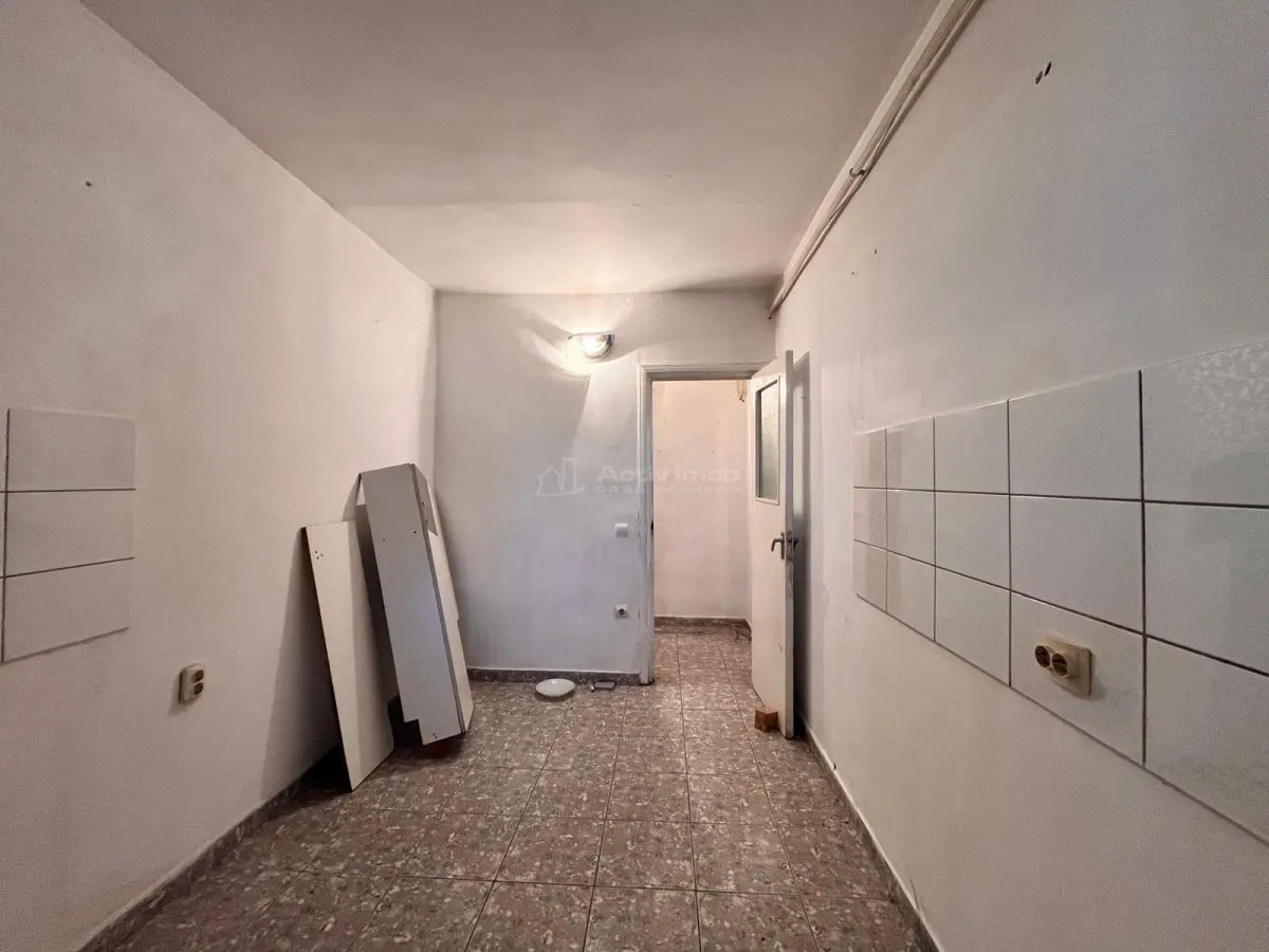 Lugoj, Ap., 2 Cam., 50 Mp., Et., Parter Inalt, Decomandat, Central, Aproape de Catedrala - foto 5