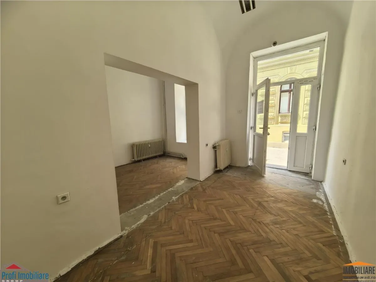 SPATIU COMERCIAL / BIROU ULTRACENTRAL ARAD – ACCES STRADĂ – 39.000 € - foto 4