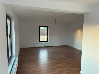 Villa Independiente, Samurcasi Buftea – 4 Dormitorios, 3 Baños, 160m² – 477m² Terreno - foto 2