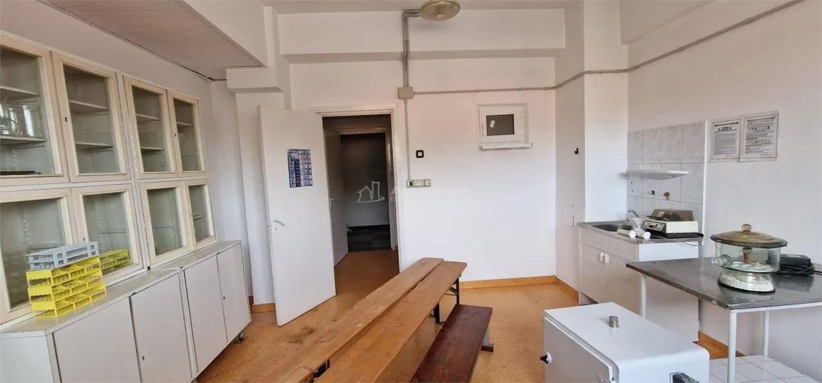 Reșița Policlínica Centro Consultorios Médicos 12–50 m² - foto 11