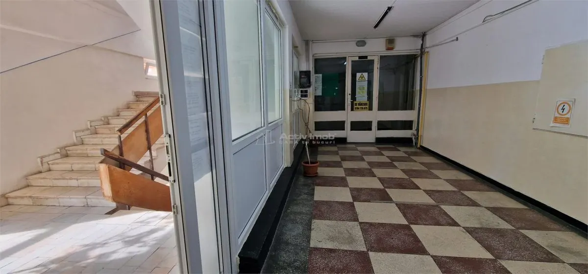 Reșița Policlínica Centro Consultorios Médicos 12–50 m² - foto 4